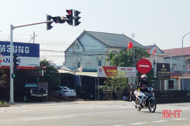 Lắp đặt cụm đèn tín hiệu tại “điểm đen” giao thông ở Hồng Lĩnh