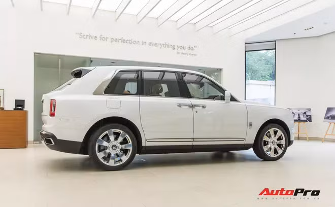 Cận cảnh Rolls-Royce Cullinan chính hãng và những điều ít biết về mẫu SUV nhà giàu giá hơn 32 tỷ