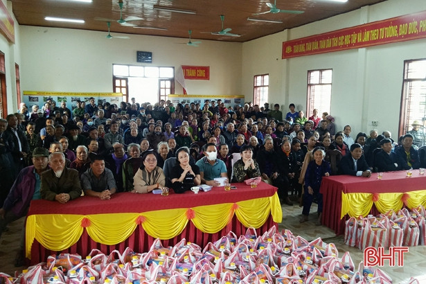 Trao 400 suất quà cho hộ nghèo ở Thạch Hà