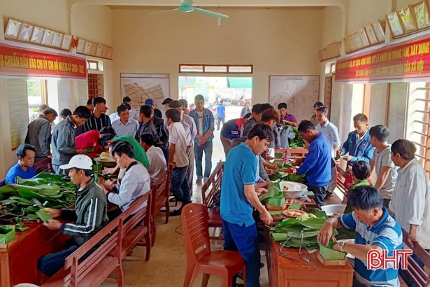 Người dân Mai Phụ gói 1.760 bánh chưng cung tiến vua Mai