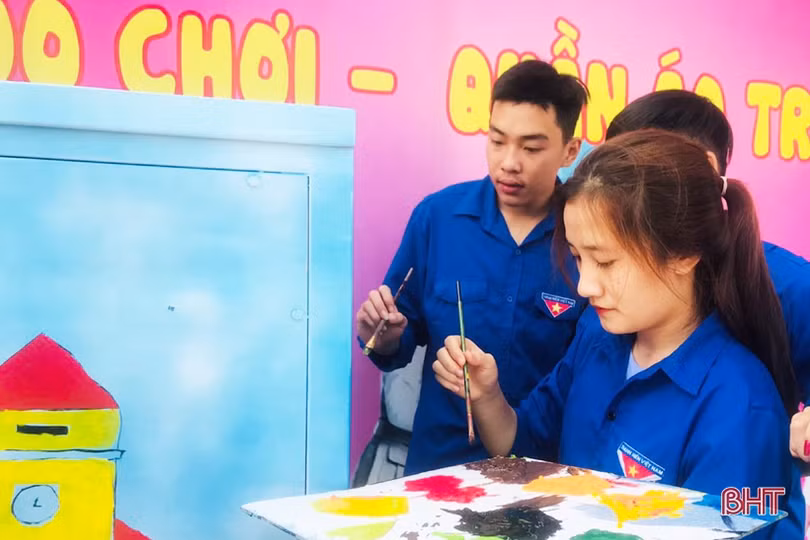 Đoàn viên thanh niên Cẩm Xuyên “khiến” cột điện nở hoa”