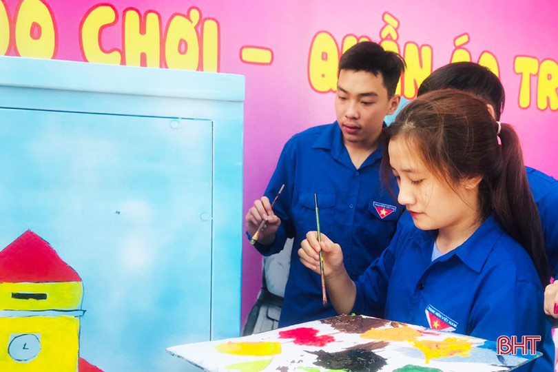 Đoàn viên thanh niên Cẩm Xuyên “khiến” cột điện nở hoa”