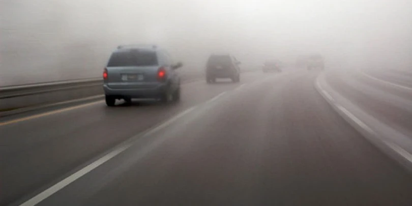 Lái xe ô tô trời lạnh sương mù cần chú ý gì để an toàn?