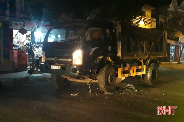 Xe tải đấu đầu “xế hộp”, 2 người bị thương