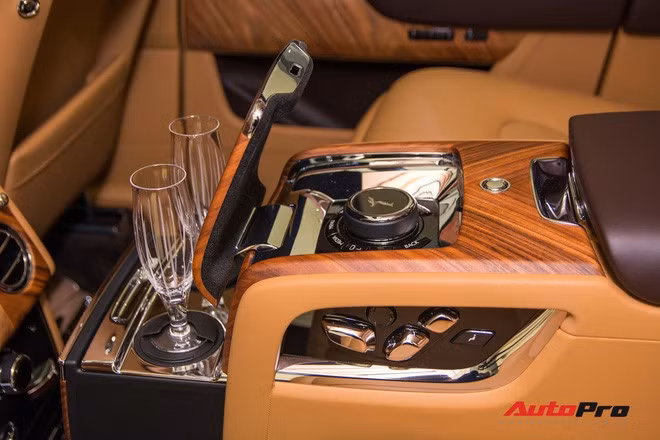 Cận cảnh Rolls-Royce Cullinan chính hãng và những điều ít biết về mẫu SUV nhà giàu giá hơn 32 tỷ