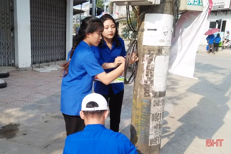 Đoàn viên thanh niên Cẩm Xuyên “khiến” cột điện nở hoa”