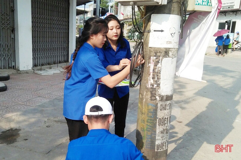 Đoàn viên thanh niên Cẩm Xuyên “khiến” cột điện nở hoa”