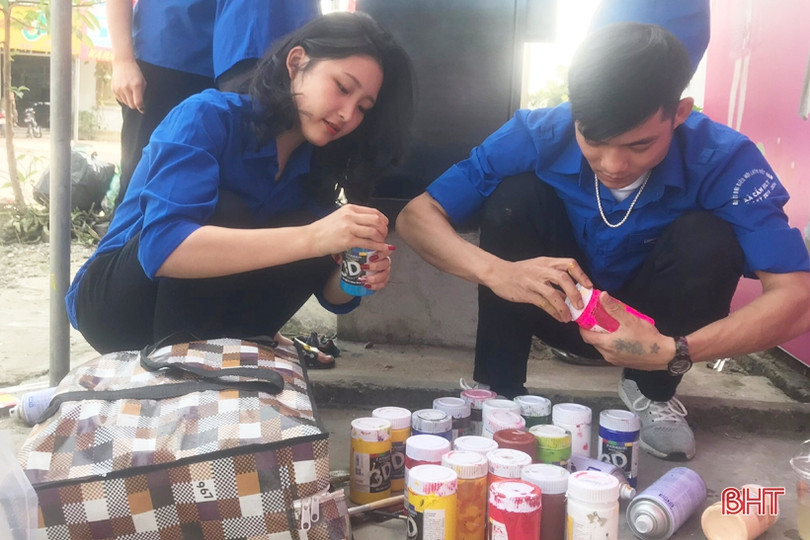 Đoàn viên thanh niên Cẩm Xuyên “khiến” cột điện nở hoa”