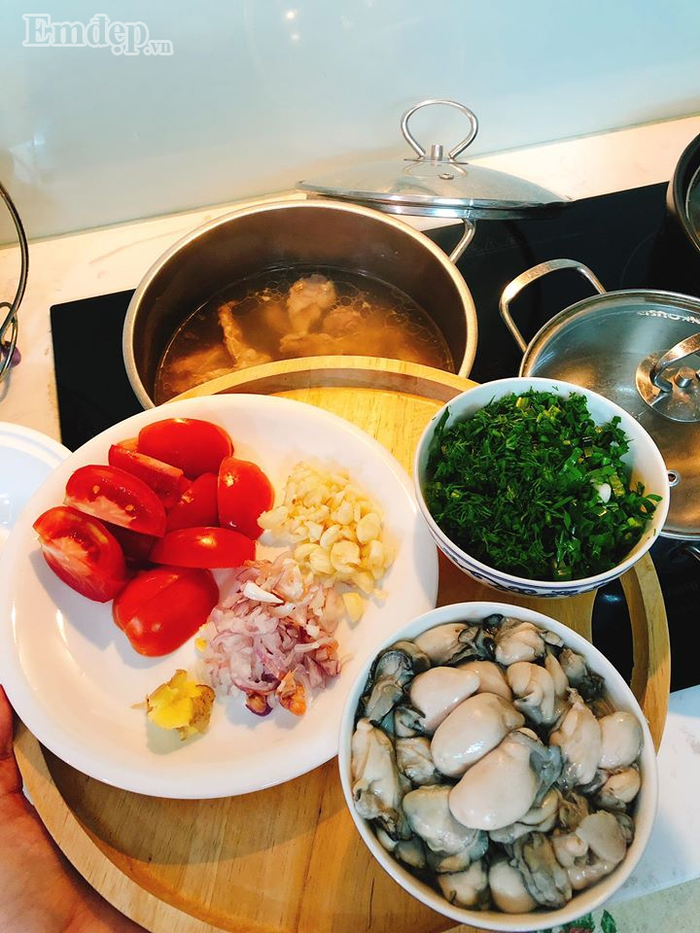 “Lạ miệng” với món canh hàu nấu sườn sụn non nóng hổi ngày se lạnh
