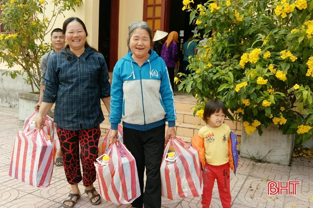 Trao 400 suất quà cho hộ nghèo ở Thạch Hà