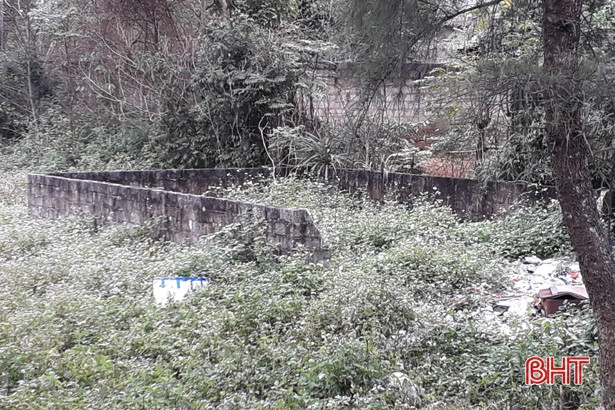 Bãi tập kết rác thải gây ô nhiễm, người dân Xuân Giang “kêu” chưa thấu!