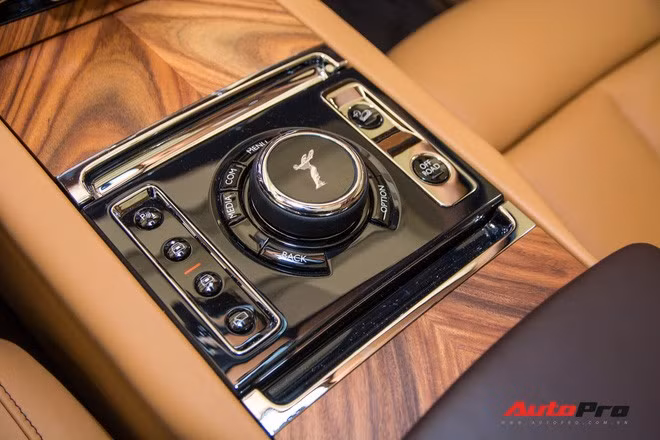 Cận cảnh Rolls-Royce Cullinan chính hãng và những điều ít biết về mẫu SUV nhà giàu giá hơn 32 tỷ