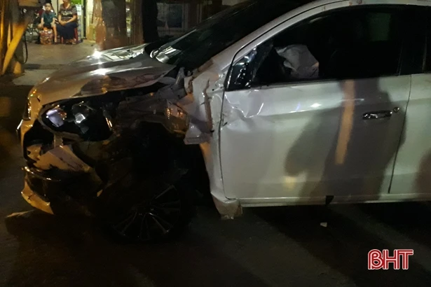 Xe tải đấu đầu “xế hộp”, 2 người bị thương