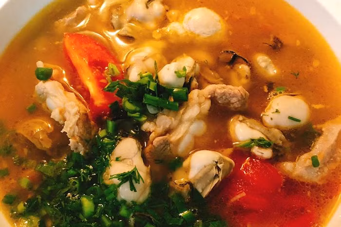 “Lạ miệng” với món canh hàu nấu sườn sụn non nóng hổi ngày se lạnh