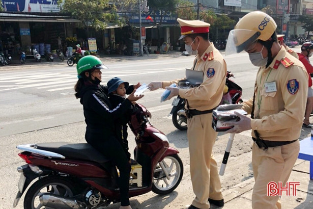 Công an TX Kỳ Anh phát gần 3.000 khẩu trang y tế cho người tham gia giao thông
