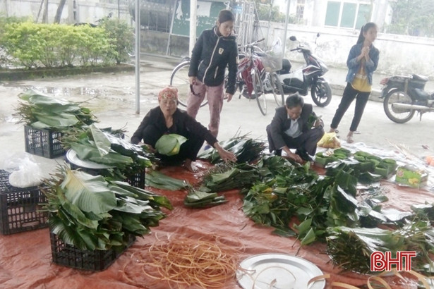 Người dân Mai Phụ gói 1.760 bánh chưng cung tiến vua Mai