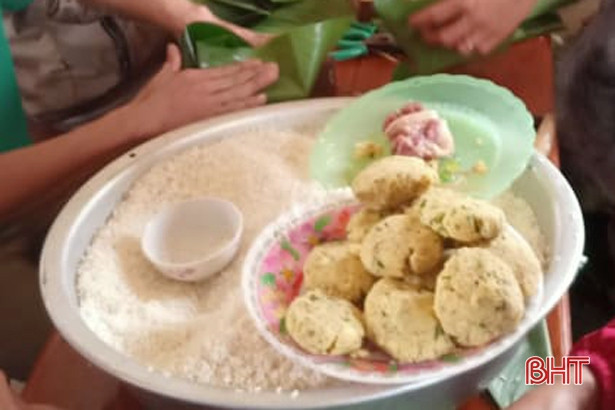 Người dân Mai Phụ gói 1.760 bánh chưng cung tiến vua Mai