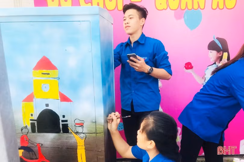 Đoàn viên thanh niên Cẩm Xuyên “khiến” cột điện nở hoa”