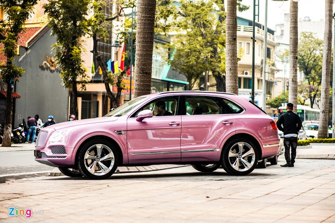 SUV siêu sang Bentley Bentayga màu hồng đầu tiên tại Việt Nam