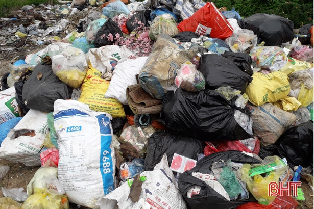 Bãi tập kết rác thải gây ô nhiễm, người dân Xuân Giang “kêu” chưa thấu!