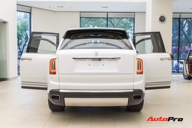 Cận cảnh Rolls-Royce Cullinan chính hãng và những điều ít biết về mẫu SUV nhà giàu giá hơn 32 tỷ