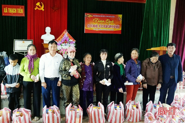 Trao 400 suất quà cho hộ nghèo ở Thạch Hà