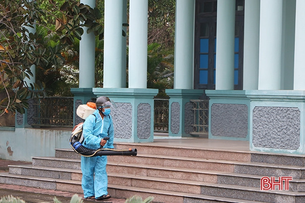 Bệnh viện lớn nhất Hà Tĩnh hoàn tất khử trùng, ngăn ngừa virus Corona