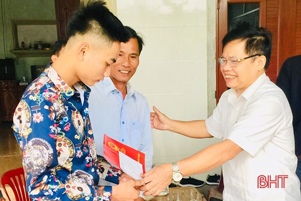 Thạch Hà tặng 146 suất quà động viên tân binh lên đường nhập ngũ