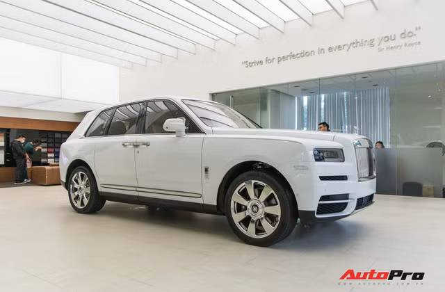 Cận cảnh Rolls-Royce Cullinan chính hãng và những điều ít biết về mẫu SUV nhà giàu giá hơn 32 tỷ