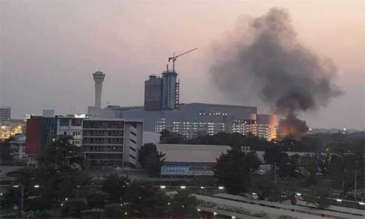 Khói bốc lên từ trung tâm thương mại tại thành phố Nakhon Ratchasima, Thái Lan chiều 8/2. Ảnh: Thairath . Binh sĩ Thái Lan xả súng giết 17 người