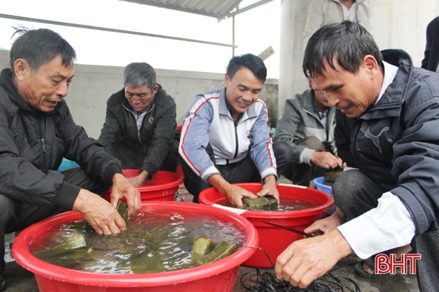 Người dân Mai Phụ gói 1.760 bánh chưng cung tiến vua Mai