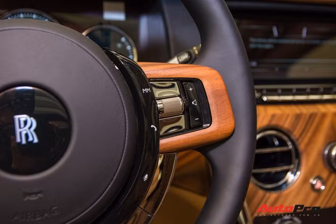 Cận cảnh Rolls-Royce Cullinan chính hãng và những điều ít biết về mẫu SUV nhà giàu giá hơn 32 tỷ