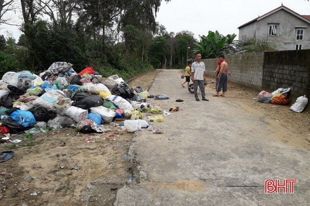 Bãi tập kết rác thải gây ô nhiễm, người dân Xuân Giang “kêu” chưa thấu!