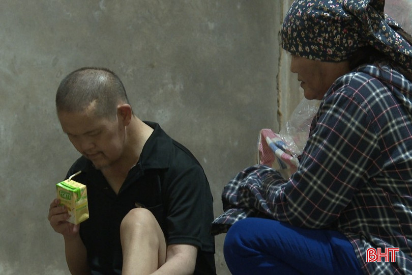 Ngày ba bữa, chị Nguyễn Thị Báu sang dọn dẹp nhà cửa, đút cơm, thay quần áo, vệ sinh cho em trai bqbht_br_thiet-ke-chua-co-ten.jpg