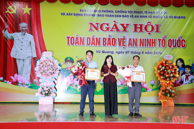 Tập thể cán bộ và Nhân dân thôn Sơn Thọ được khen thưởng vì có thành tích xuất sắc trong phong trào Toàn dân bảo vệ an ninh Tổ quốc.