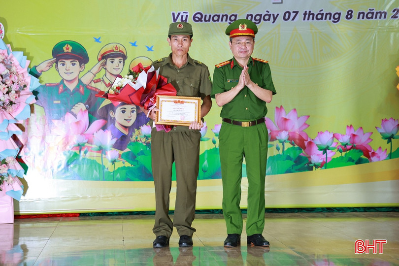 Trao giấy khen của Giám đốc Công an tỉnh cho 1 cá nhân có thành tích xuất sắc trong phong trào "Toàn dân bảo vệ an ninh Tổ quốc".