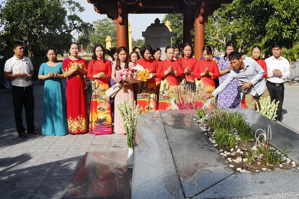 Du khách thập phương về Tiên Điền tưởng niệm Đại thi hào Nguyễn Du