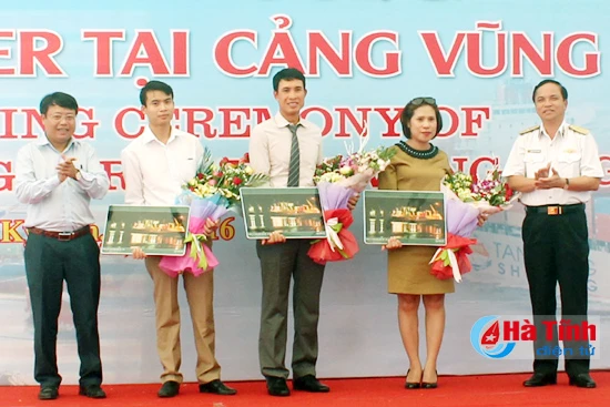 khai truong tuyen hang container tai cang vung ang