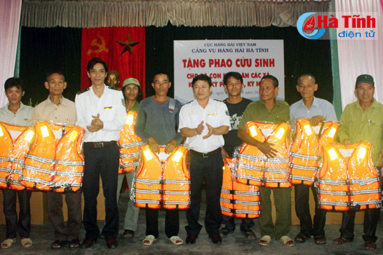 trao 130 ao phao cuu sinh cho ngu dan tx ky anh