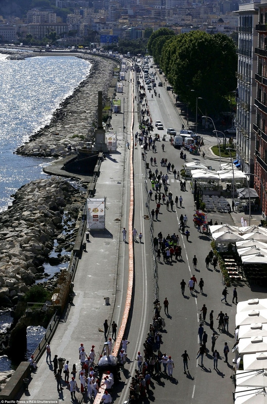 chiem nguong chiec banh pizza dai 2 km