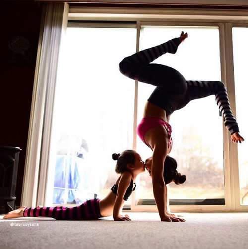 bo anh me va con gai tap yoga truyen cam hung