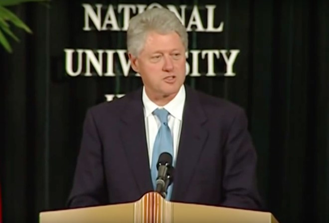 tong thong bill clinton va chuyen tham lich su nam 2000