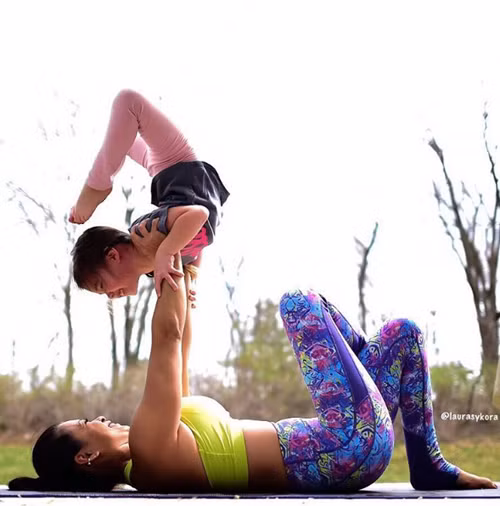 bo anh me va con gai tap yoga truyen cam hung