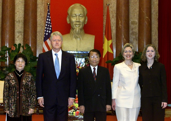 tong thong bill clinton va chuyen tham lich su nam 2000