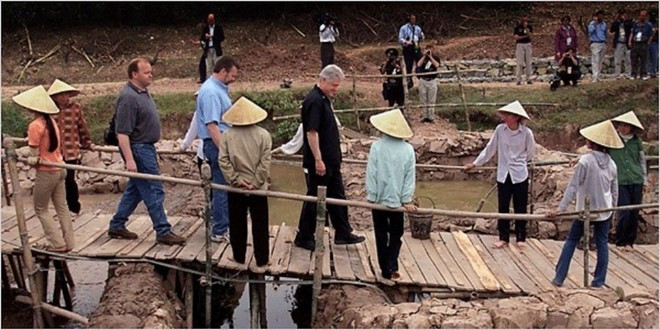 tong thong bill clinton va chuyen tham lich su nam 2000