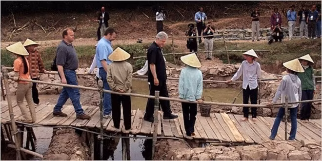 tong thong bill clinton va chuyen tham lich su nam 2000