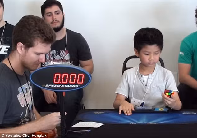 than dong 7 tuoi choi rubik mot tay trong 27 giay