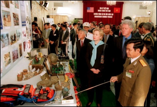 tong thong bill clinton va chuyen tham lich su nam 2000