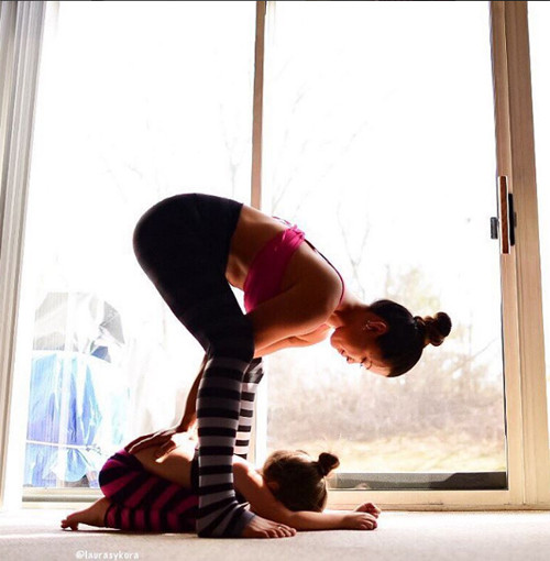 bo anh me va con gai tap yoga truyen cam hung