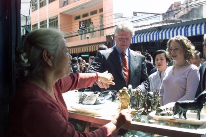 tong thong bill clinton va chuyen tham lich su nam 2000
